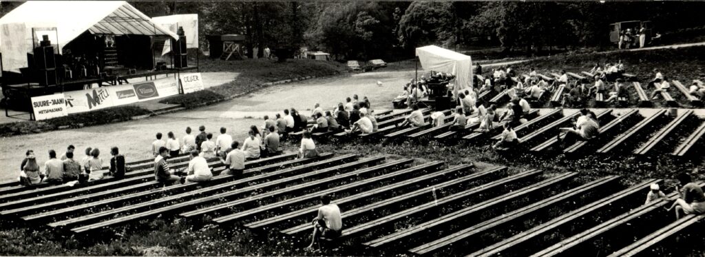 An early open-air folk gathering at Viljandi’s natural amphitheatre, 1993 or 1994. Photo: Taavi Siimson.