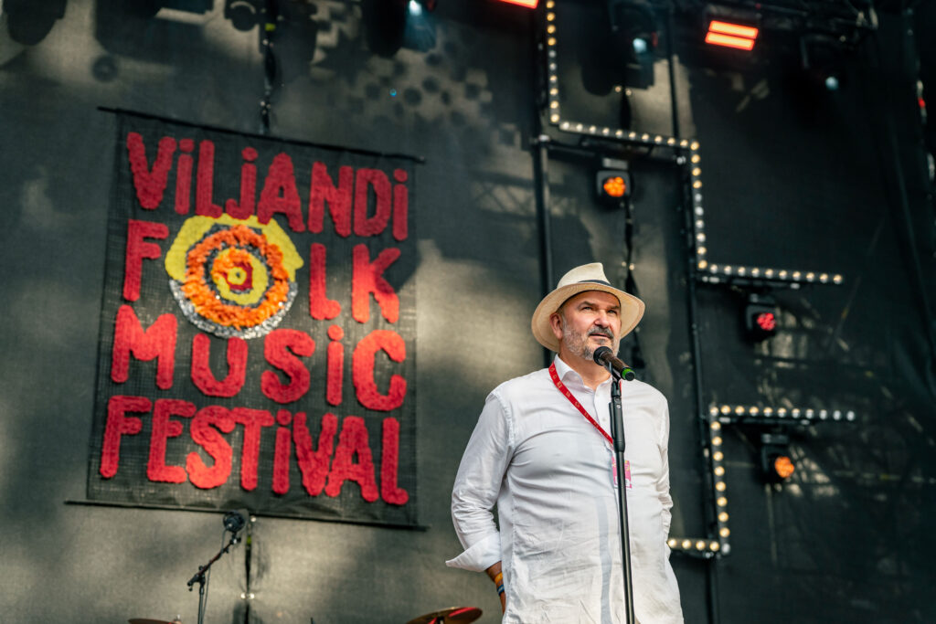 Festival founder Ando Kiviberg addresses the audience at the Viljandi Folk Music Festival on 27 July 2025. Photo: Taavi Bergmann.