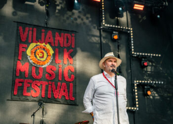 Festival founder Ando Kiviberg addresses the audience at the Viljandi Folk Music Festival on 27 July 2025. Photo: Taavi Bergmann.