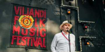Festival founder Ando Kiviberg addresses the audience at the Viljandi Folk Music Festival on 27 July 2025. Photo: Taavi Bergmann.