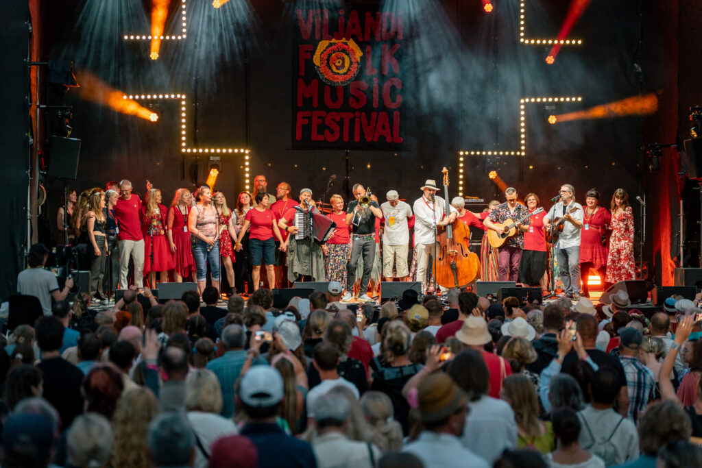 Ando ja Sõbrad (Ando & Friends) bring musicians, festival organisers and friends together onstage at the 2025 Viljandi Folk Music Festival. Photo: Taavi Bergmann.