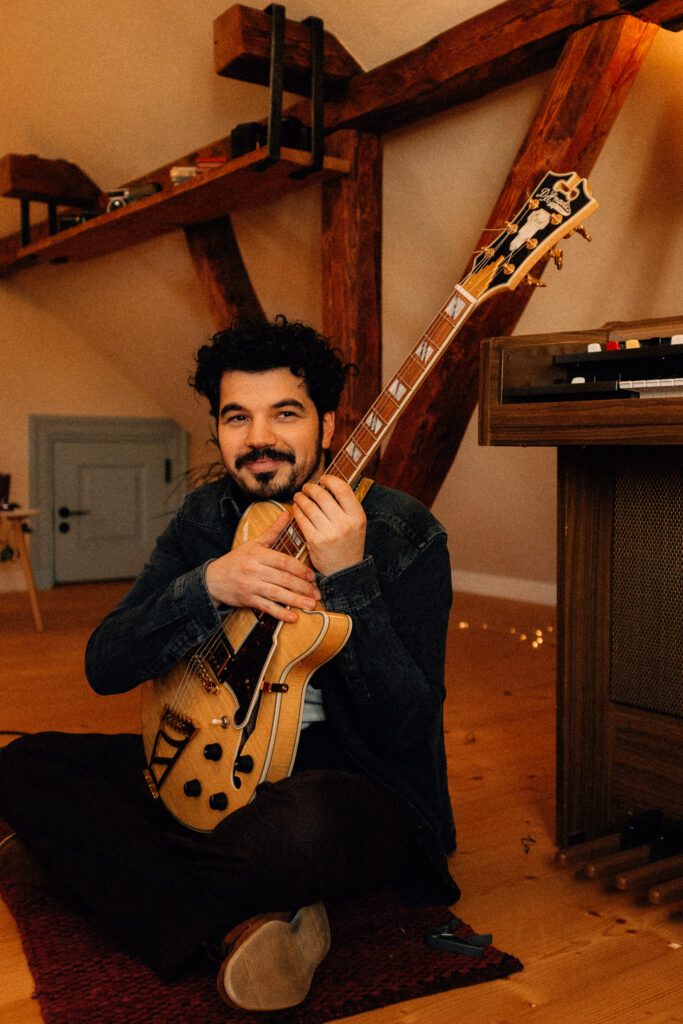 Chilean singer-songwriter Tomás del Real, who has made Viljandi his home. Photo by Ako Lehemets.