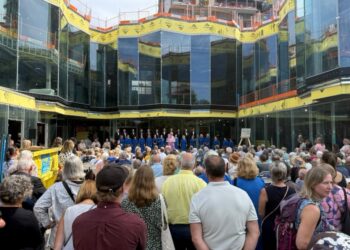 Hundreds fill the future Estonia Square as the Tallinn Chamber Choir performs at the KESKfEST opening ceremony in Toronto. Photo by Sten Hankewitz.