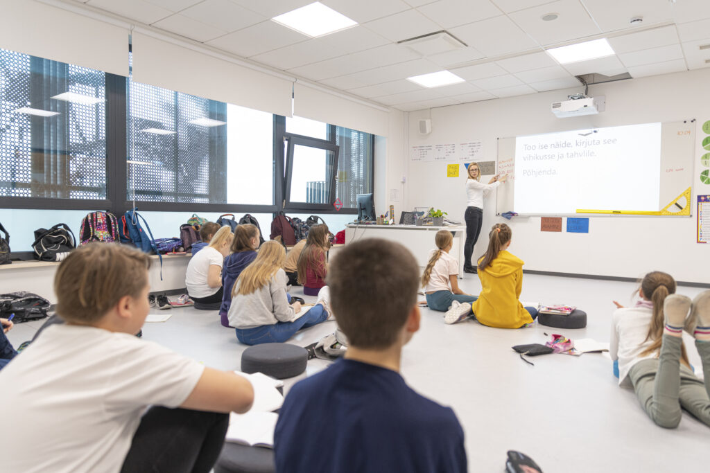 An Estonian teacher leads a lesson. Estonia’s students remain among the world’s strongest performers in PISA 2025, but teacher shortages hinder instruction in schools attended by 65% of pupils. Photo by Aivo Kallas.
