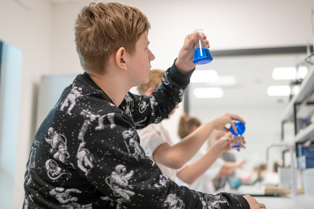 Students conduct a chemistry experiment at an Estonian school. PISA 2025 found a 47-point science gap between students from Russian- and Estonian-language backgrounds, highlighting the challenge of Estonia’s transition to a common language of instruction. Photo by Aivo Kallas.