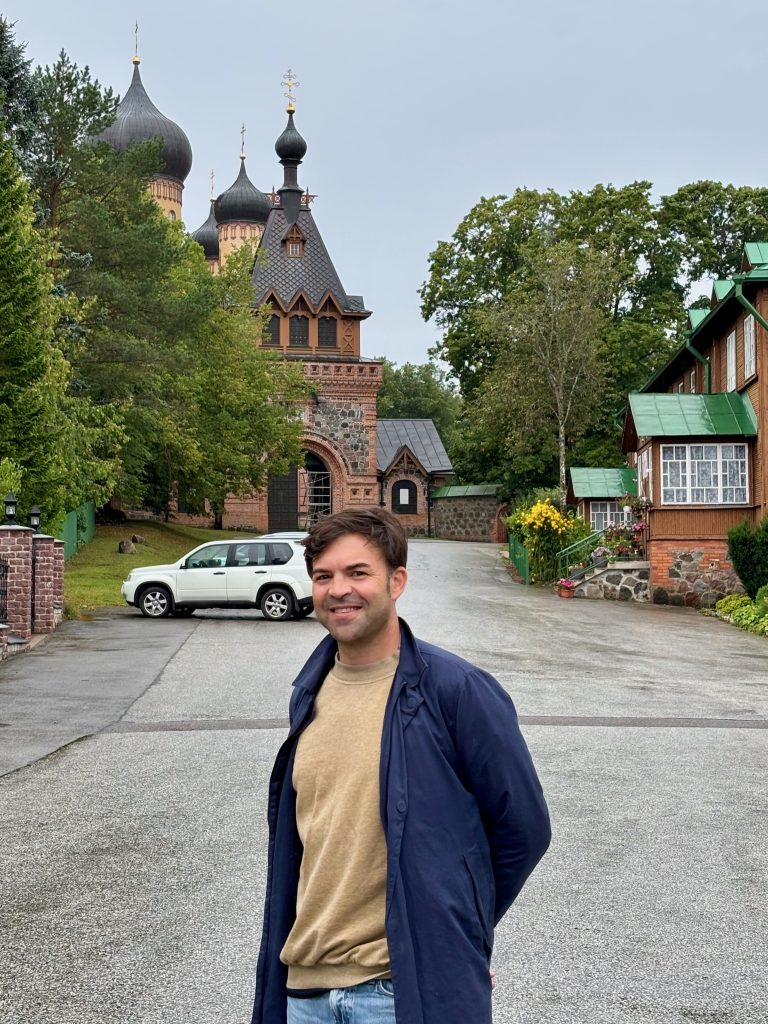 Francisco Martínez in front of an Orthodox church.