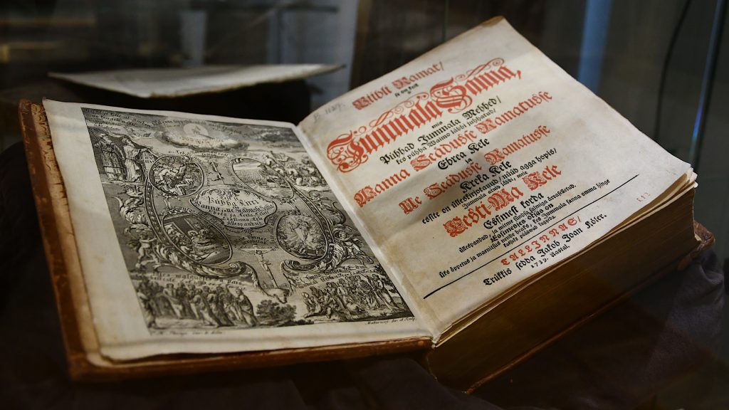 The title page of Piibli Ramat, se on keik se Jummala Sanna (“The Bible Book, that is, all the Word of God”), the first complete Bible in Estonian. Printed in 1739 in 6,015 copies, it helped shape the written language and expand its vocabulary. Photographed at the Estonian Literary Museum. Photo: Ivo Kruusamägi, CC BY-SA 4.0.
