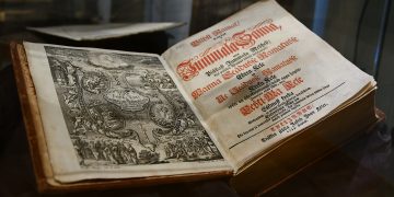 The title page of Piibli Ramat, se on keik se Jummala Sanna (“The Bible Book, that is, all the Word of God”), the first complete Bible in Estonian. Printed in 1739 in 6,015 copies, it helped shape the written language and expand its vocabulary. Photographed at the Estonian Literary Museum. Photo: Ivo Kruusamägi, CC BY-SA 4.0.