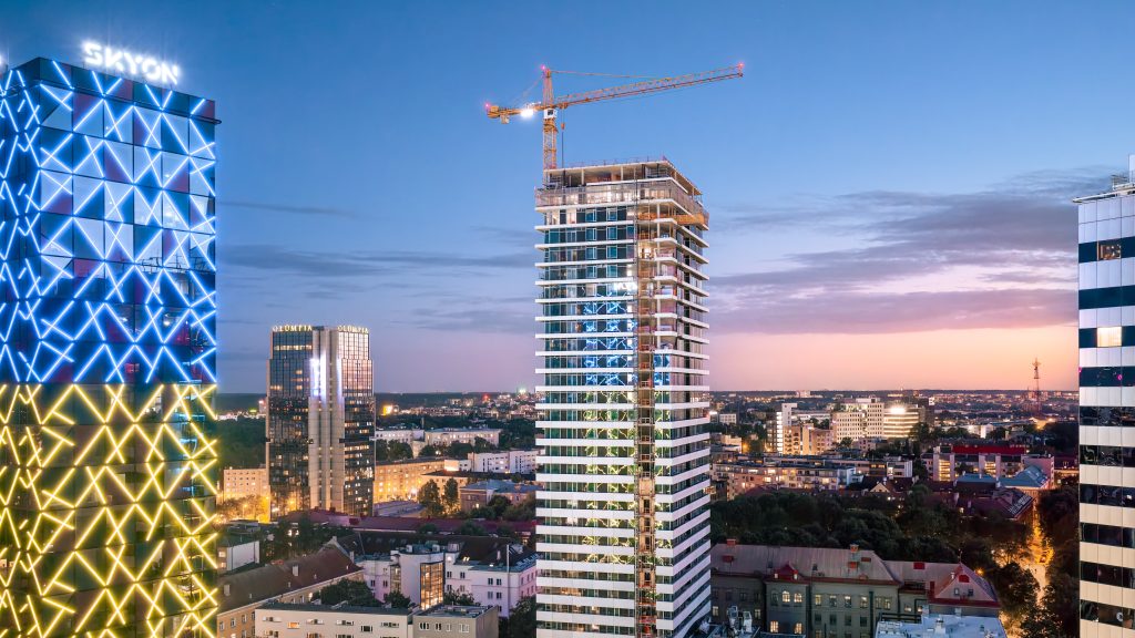 A high-rise under construction in central Tallinn. Photo by Kaupo Kalda.
